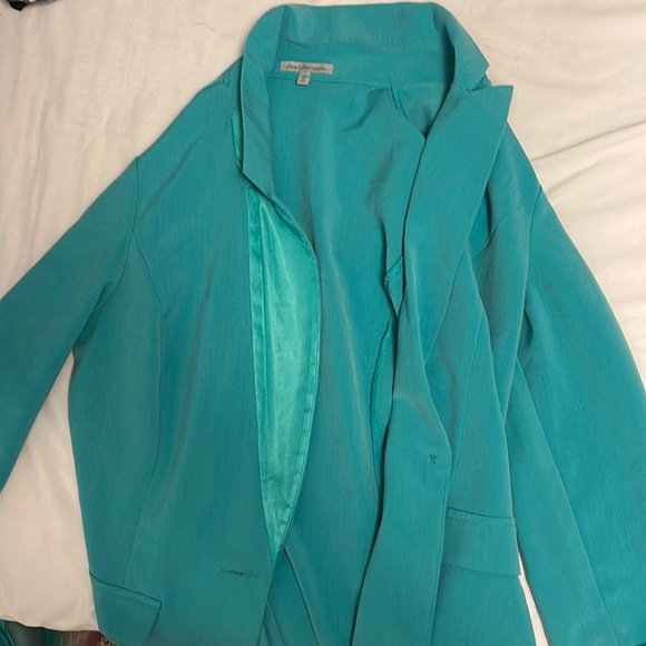 There’s a charlottes Russe coat in a medium green size M - Picture 2 of 5